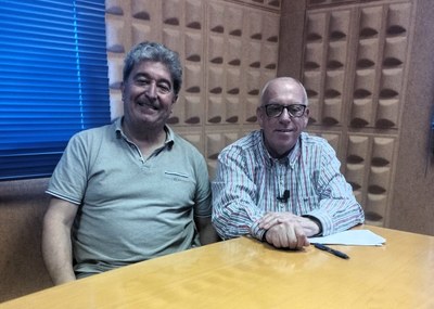 Pere Bertran i Joan Enric Vidal, als estudis de Canal 20-Ràdio Olèrdola on s'enregistren les entrevistes del programa "Ones d'Olèrdola" de Terramar TV