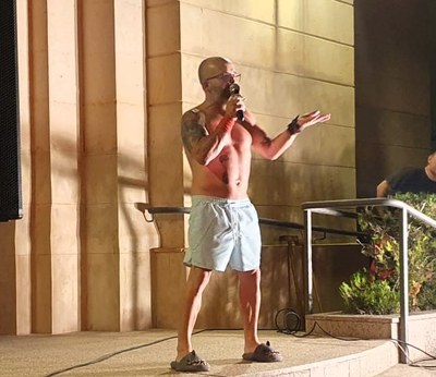 Amb la música de "La Marina està morena" es va reclamar a l'alcalde que faci la piscina