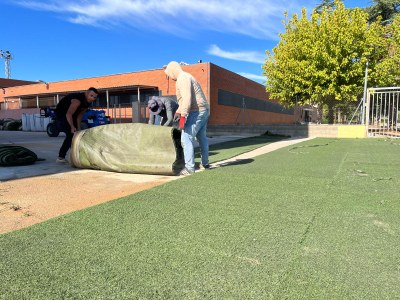 Gespa artificial en l’entorn de la pista poliesportiva de Moja
