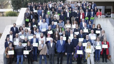Fina Mascaró, en primer terme, entre les alcaldesses i alcaldes que recollien aquest dilluns el segell Infoparticipa