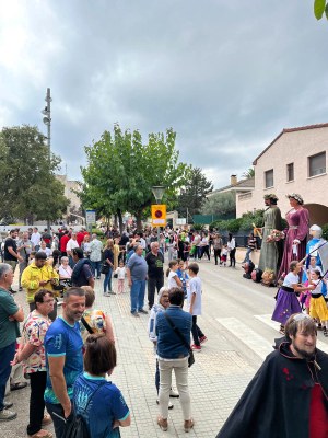 La cercavila omple els carrers de Sant Miquel de música, balls i festa