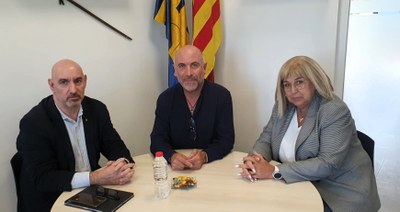 David Agustí, Director dels Serveis Territorials d’Administració Local a Barcelona; amb l'alcalde, Jordi Álvarez, i la 2a Tinent d'Alcaldia, Fina Mascaró