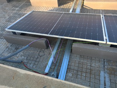 Roben el fil de coure del cablejat de les plaques solars instal·lades al sostre de l’escola Circell de Moja